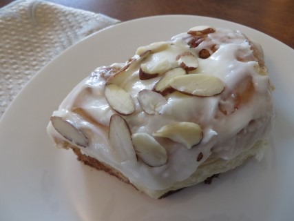 Cinnamon Caramel Rolls With Almond Frosting 067 (Mobile)